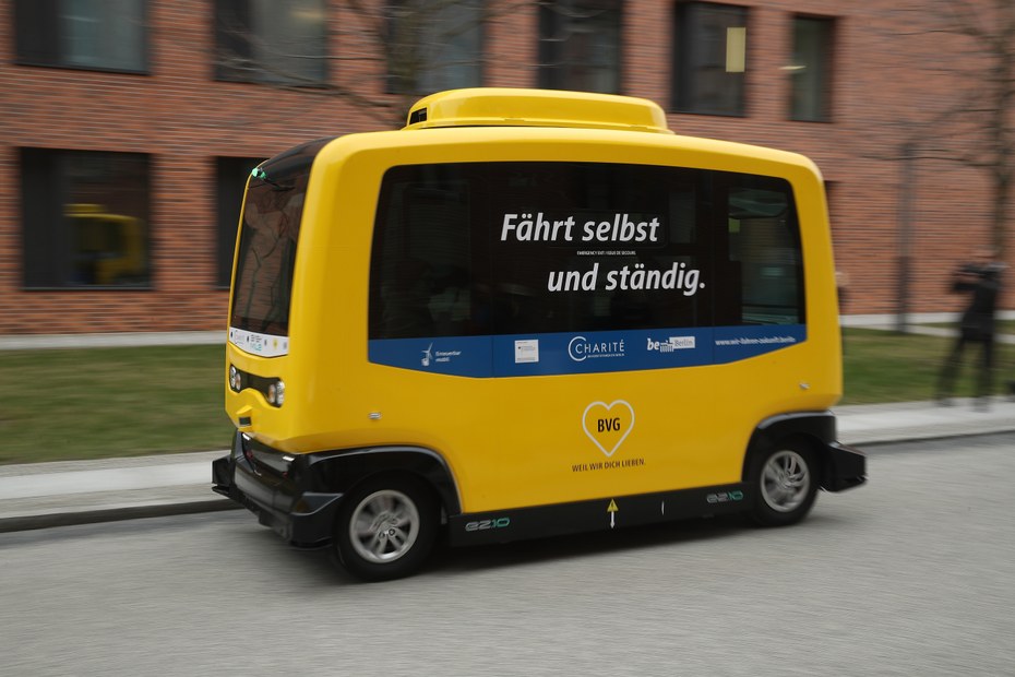 Ein autonom fahrender elektrischer Minibus ist seit dem Jahr 2018 auf dem Gelände der Charité Berlin im Einsatz.