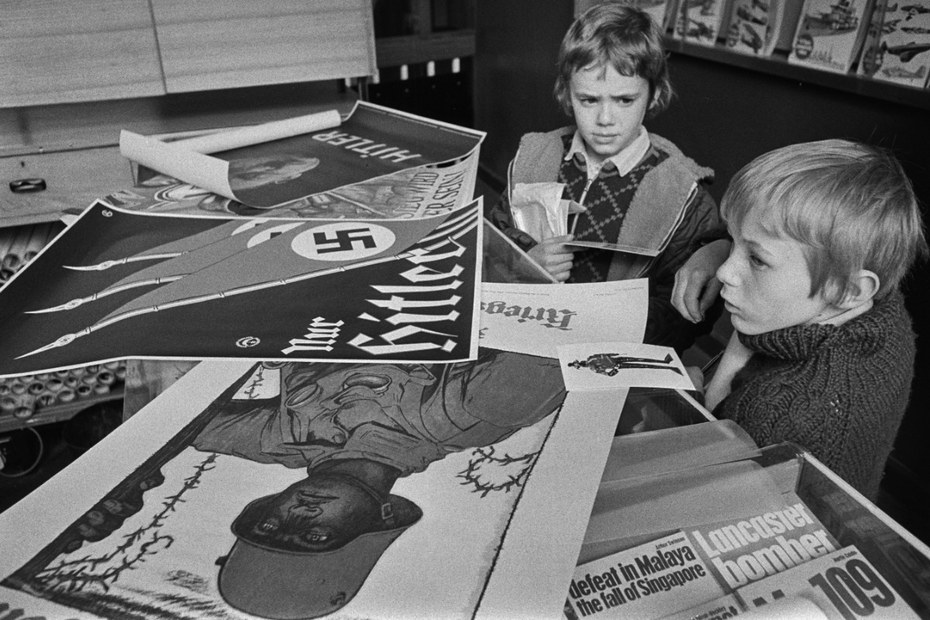 Im Museum: Zwei Jungs betrachten Plakate aus der NS-Zeit (London, 1974)