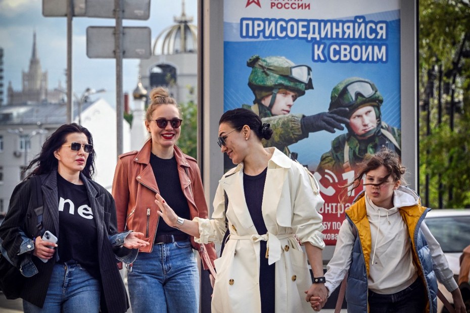 „Join Our Own“ steht auf einem Plakat, das den Beitritt zur russischen Armee bewirbt