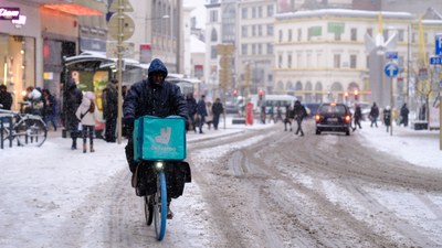 „Liefern“: Fiebriger Gegenwartsroman