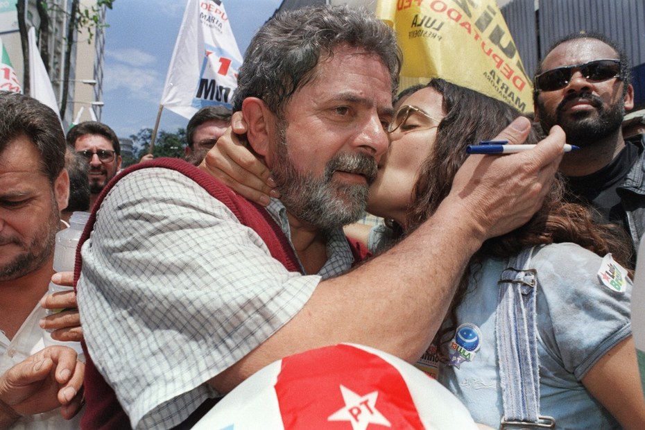 Präsidentschaftskandidate Lula da Silva – umringt von Unterstützer*innen – während einer Wahlkampfveranstaltung im Jahr 1998.