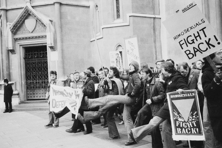 Aktivist:Innen protestieren im Jahr 1978 vor dem Gericht in London gegen die Verurteilung von Denis Lemon, Herausgeber von „Gay News“.