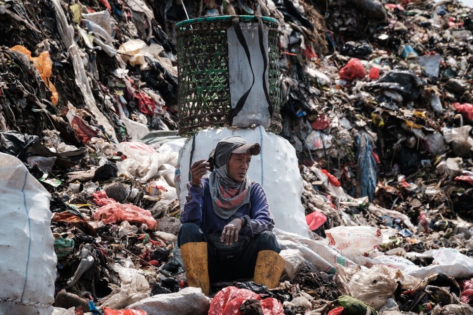 Fast 40 Meter hoch türmt sich hier der Müll: Müllhalde Bantar Gebang in Jakarta