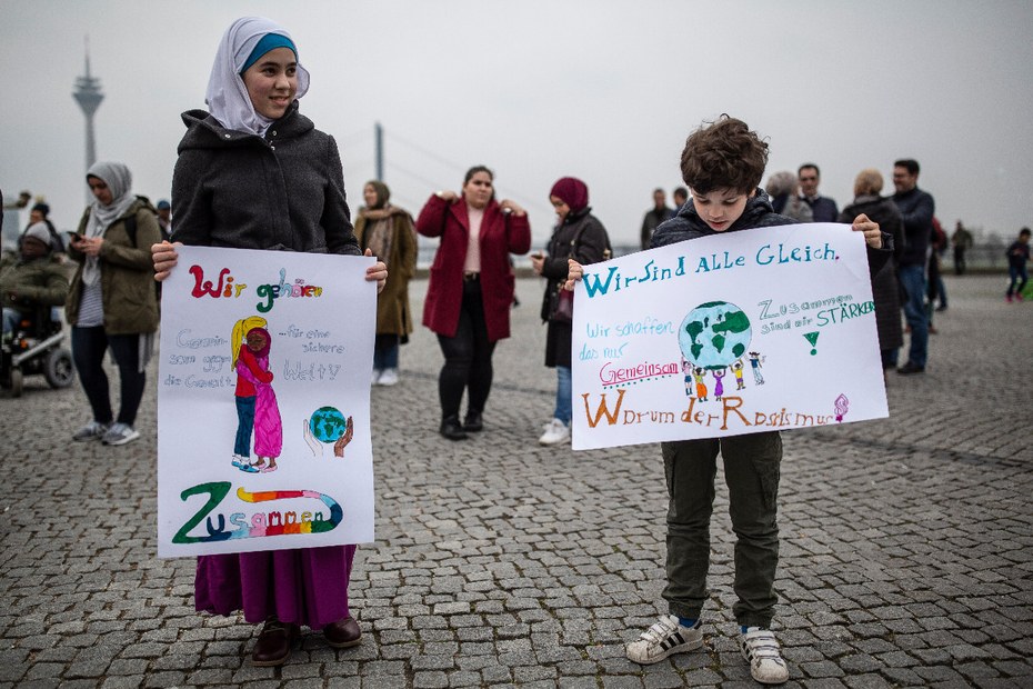 Besucher*innen des stillen Marsch zum Gedenken an die Opfer von Christchurch am 23. März 2019 in Düsseldorf, Deutschland.