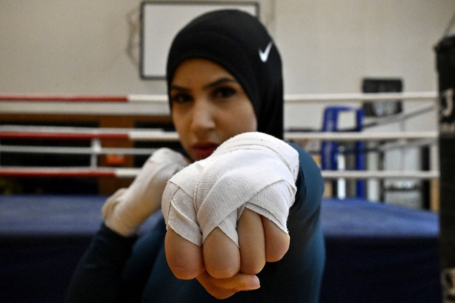 Die preisgekrönte deutsche Boxerin Zeina Nassar während einer Trainingseinheit in Berlin. Ihr Kampf, den Hidschab im Ring zu tragen, hat sie auch in diesem Zusammenhang zu einem Champion gemacht.