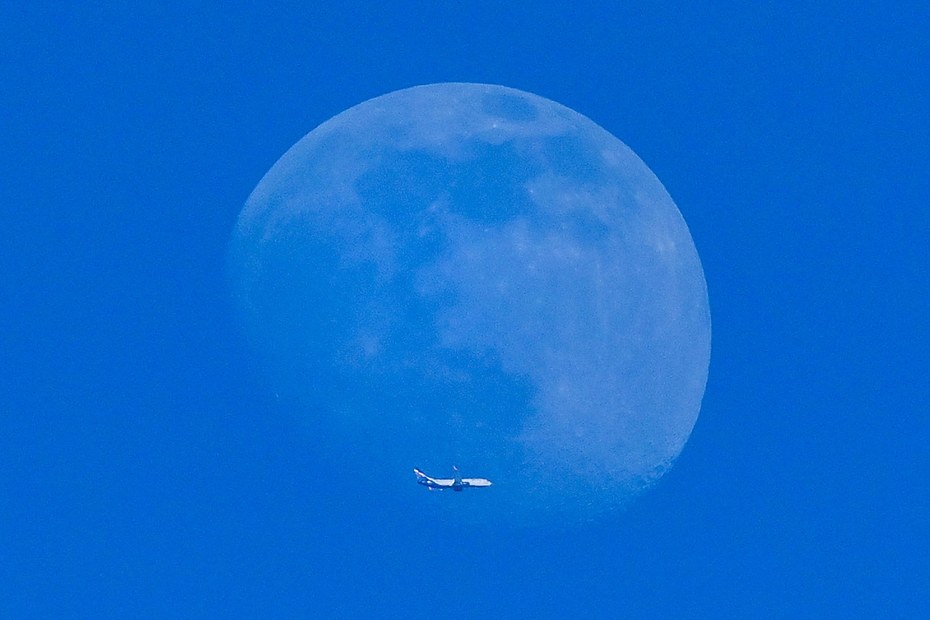 Flugzeug vor dem Mond; aufgenommen in Moskau, Russland.
