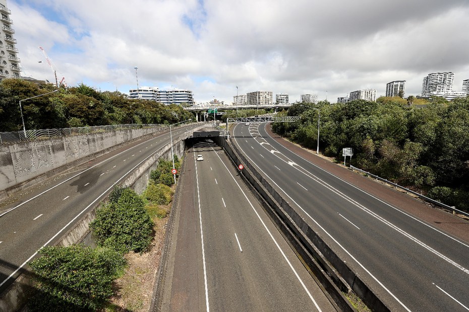 Eine fast menschenleere Autobahn in Auckland, Neuseeland.