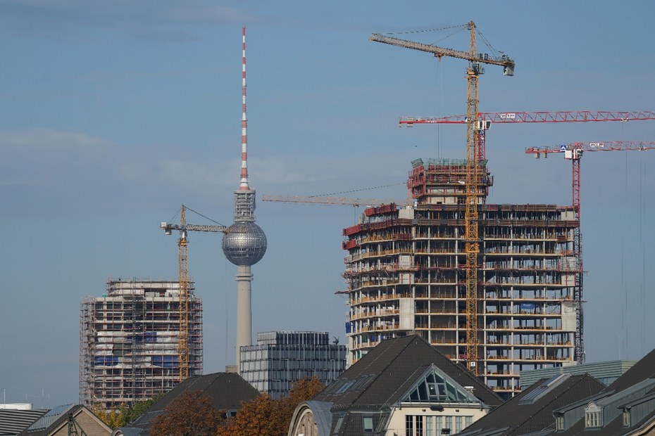 Baukräne erheben sich über einer Baustelle von Luxuswohnungen: Während viele Bereiche der deutschen Wirtschaft stark unter der Coronavirus-Pandemie gelitten haben, herrscht im Berliner Bausektor weiterhin rege Betriebsamkeit.