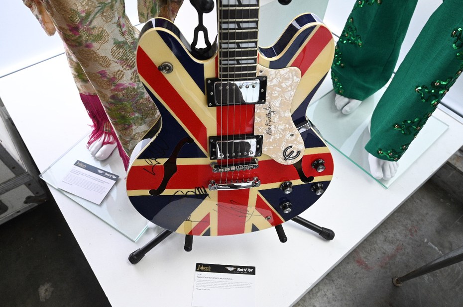 Epiphone-Gitarre, signiert von den Oasis-Bandmitgliedern Noel und Liam Gallagher und Andy Bell.