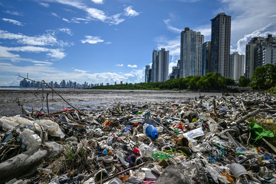 Plastik soweit das Auge sehen kann: Strand von Panama City