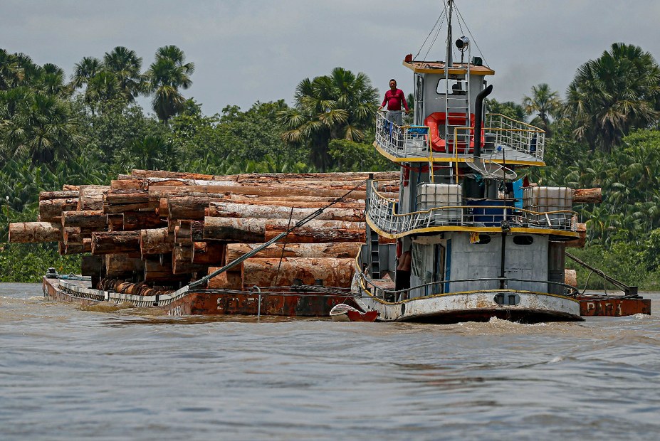 Ein Schiff transportiert Baumstämme auf einem Floß entlang des Flusses Murutipucu in Igarape-Miri nordöstlich von Para, Brasilien. Hunderte Umweltgruppen und brasilianischen Agrobusiness-Unternehmen haben im September 2020 in einem offenen Brief den Präsident Bolsonaro erneut gedrängt, die Abholzung des Amazonas-Regenwald zu stoppen.