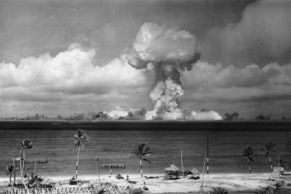 Juli 1946: Ein Atompilz bildet sich nach der ersten Atombombentest-Explosion vor der Küste des Bikini-Atolls, Marshall-Inseln.