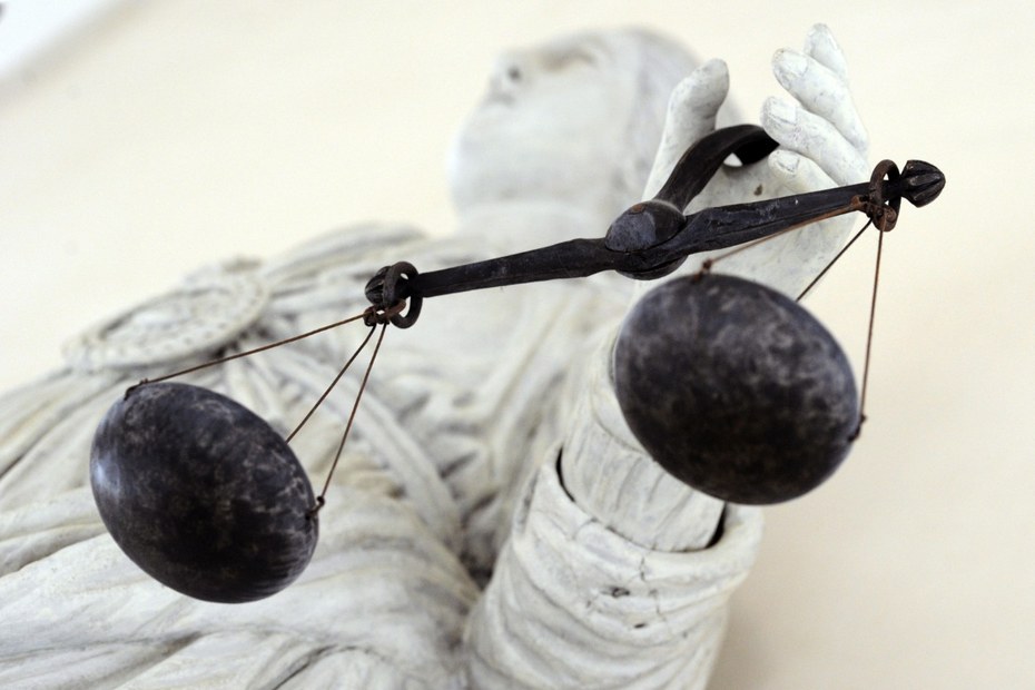 Als Symbol für Recht und Gerechtigkeit ist Justitia – die Augen verbunden, ein Schwert in der einen und eine Waage in der anderen Hand haltend – häufig vor Gerichtsgebäuden zu finden.