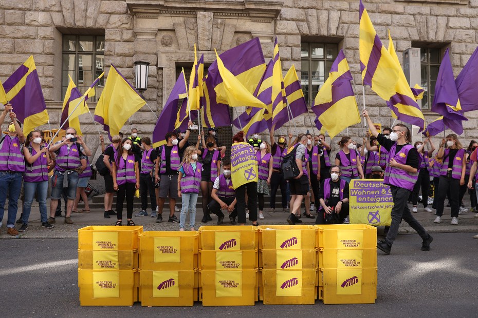 Berliner Aktivist*innen von „Deutsche Wohnen & Co. enteignen“ feiern die Übergabe der mehr als 350.000 gesammelten, für einen Volksentscheid benötigten, Unterschriften.