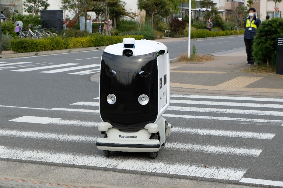 Das japanische Elektrounternehmen Panasonic präsentiert in der Fujisawa Sustainable Smart Town in Fujisawa, in einem Vorort von Tokio, den Medien einen Low-Speed-Roboter, um den Lieferservice für Wohngebiete zu veranschaulichen.