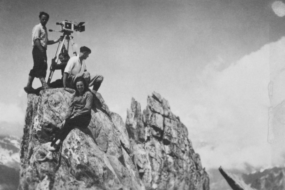 Die deutsche Filmemacherin Leni Riefenstahl mit Kamera und Filmteam auf dem Gipfel des Mont Blanc (1929).
