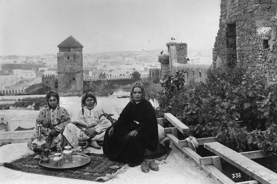 Bei der Rast: Frauen in Oujda im Nordosten Marokkos (um 1930)