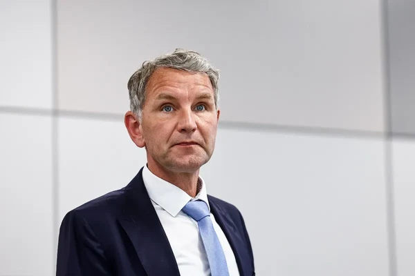 Großer Schritt nach rechts