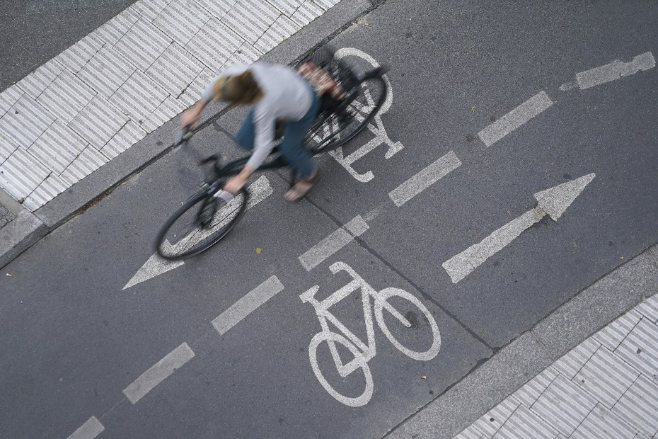 Eine Radfarerin fährt in Berlin auf einem Zweiwege-Radweg. Die Stadt Berlin hat die Einführung neuer Radwege während der Coronavirus-Pandemie beschleunigt.