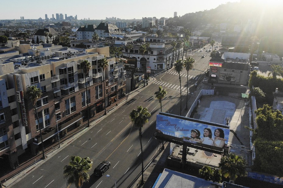 Eine Luftaufnahme zeigt den leichten Verkehr auf dem Sunset Boulevard (Los Angeles, Kalifornien) während der abendlichen Hauptverkehrszeit. Die Daten der Environmental Protection Agency (EPA) vom März zeigen, dass Los Angeles seit 1995 die längste Periode mit einer als "gut" eingestuften Luftqualität.