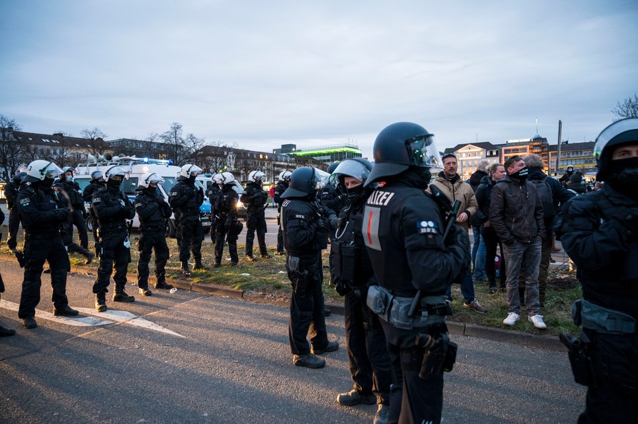 Polizeibeamte lösen am 20. März 2021 eine Demonstration in Kassel, Deutschland, auf. Zuvor hatten sich über 10.000 Menschen versammelt, um gegen die anhaltenden Maßnahmen während der dritten Welle der Covid-19-Pandemie zu protestieren.