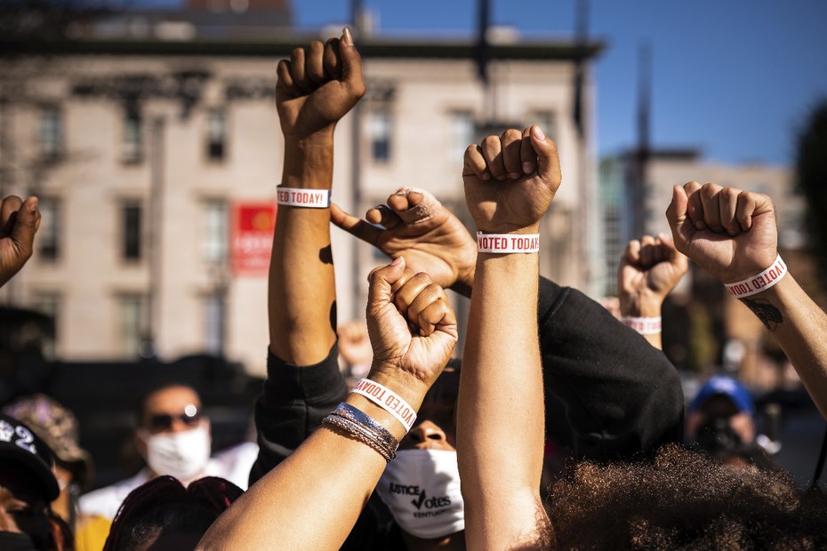 Black Lives Matter Demonstrierende zeigen ihre I-VOTED-Armbänder