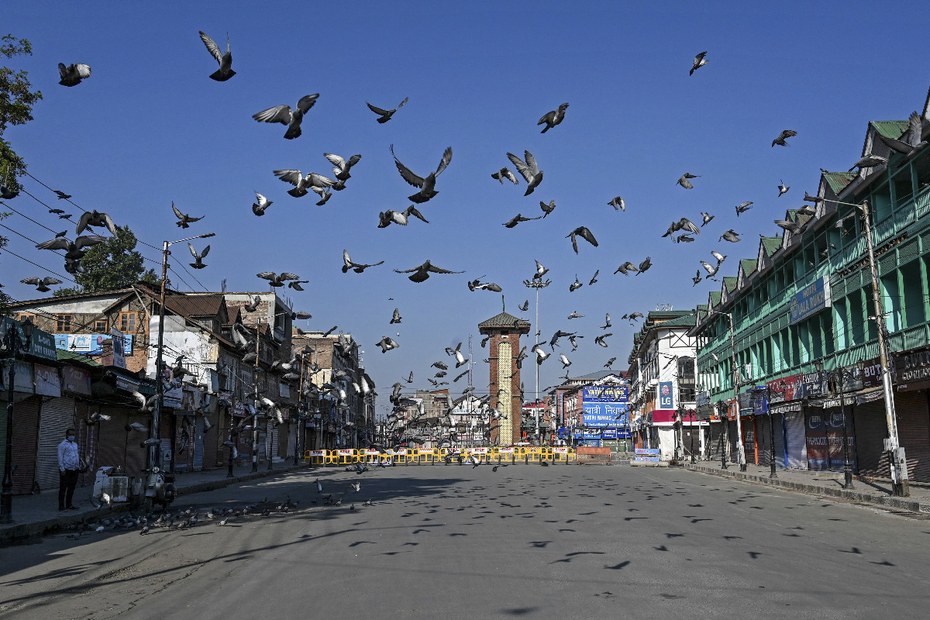 Tauben fliegen über einen leeren Platz während des Lockdowns, einer Präventivmaßnahme gegen den Anstieg von COVID-19-Fällen in Srinagar.