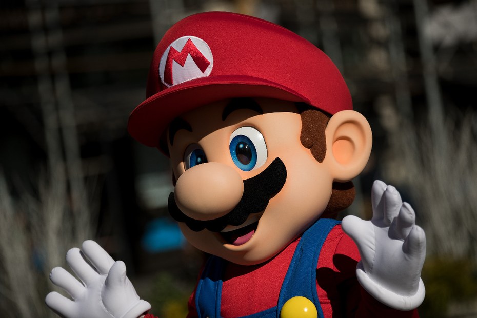 Eine als Super Mario verkleidete Person im Madison Square Park in New York.