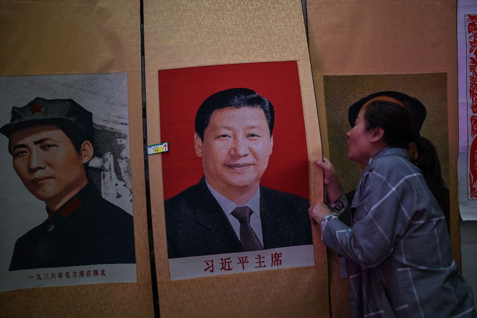 Porträt des chinesischen Präsidenten Xi Jinping neben einem Bild von Mao Zedong