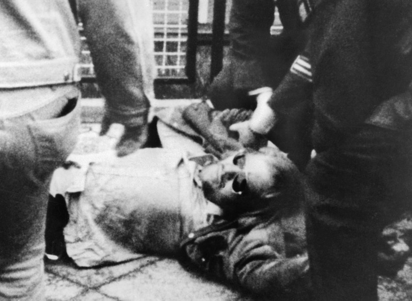 Andreas Baader bei einer Verhaftung durch die Polizei am 1. Juni 1972