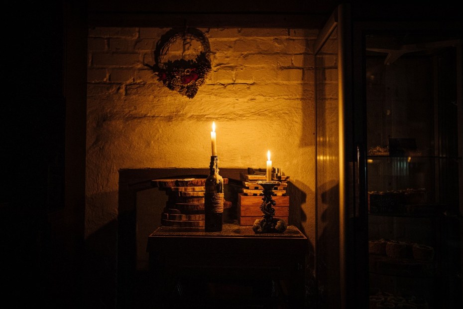 Restaurant in Kiew: Kerzen beleuchten den Innenraum während eines Stromausfalls in der Innenstadt