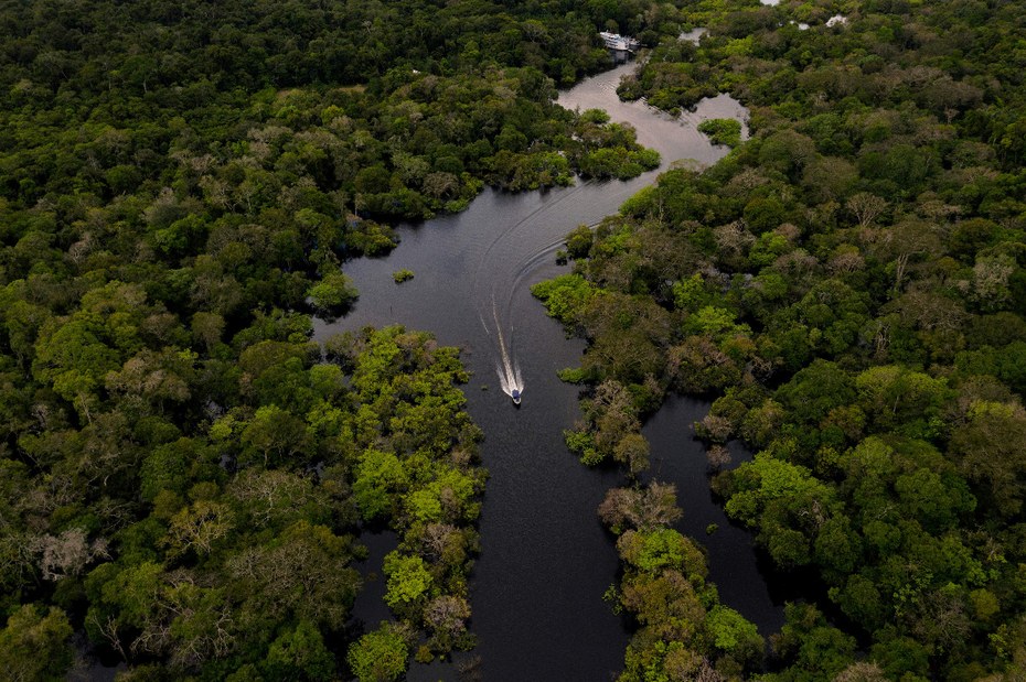 Luftaufnahme eines Bootes auf dem Jurura-Fluss in der Gemeinde Carauari, im Herzen des brasilianischen Amazonaswaldes.