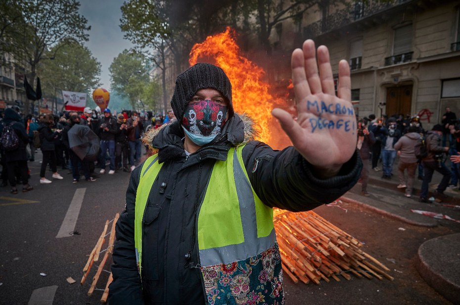Ein Demonstrant der Gelbwesten-Bewegung in Paris am 1. Mai 2021.
