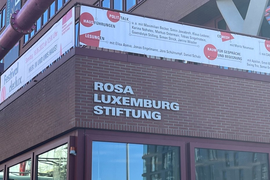 Der Neubau der Rosa-Luxemburg-Stiftung in der Straße der Pariser Kommune 8A in Berlin.