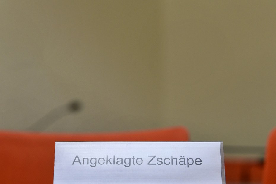 Schild von Beate Zschäpe im Prozess gegen die Terrorgruppe Nationalsozialistischer Untergrund, in der sie Mitglied war.