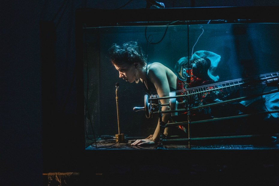 Bei der Produktion „Aquasonic“ des Ensembles „Between Music“ tauchen die MusikerInnen unter in Wassertanks mit gläsernen Wänden