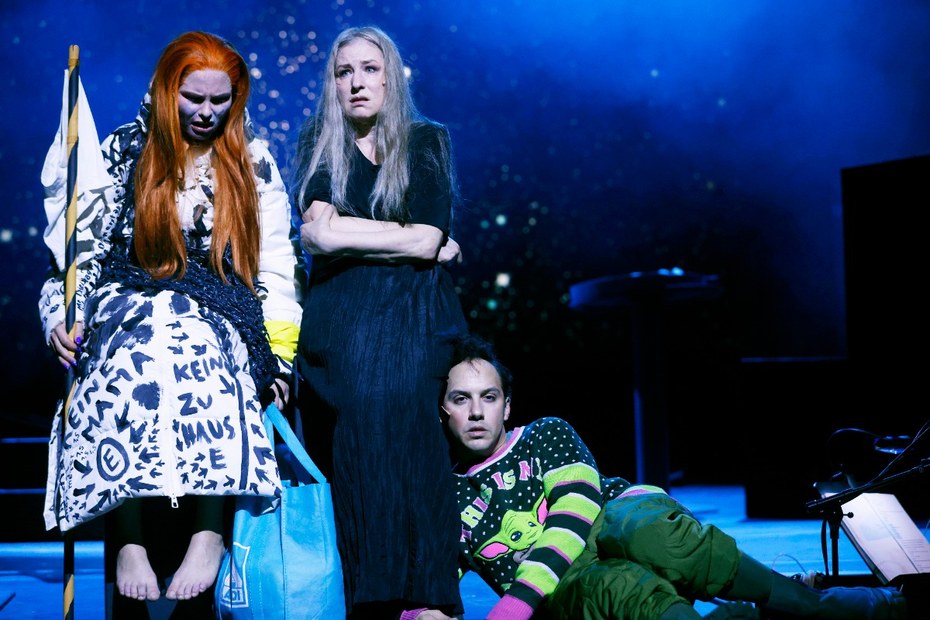 Svenja Liesau, Corinna Harfouch und Oscar Olivo in „Queen Lear“.