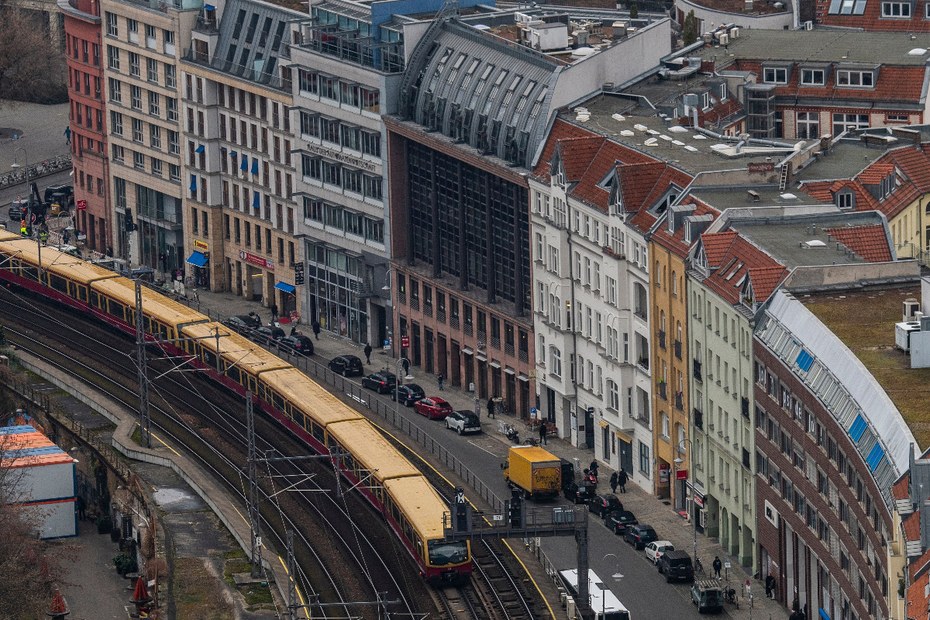 Berlin: Eine S-Bahn fährt vom Hackeschen Markt zum Alexanderplatz entlang der Dirksenstraße.