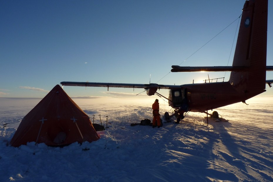 Temporäre Forschungsstation an der Entnahmestelle des Palmer-Bohrkerns auf der Eisdecke der Antarktischen Halbinsel. Hier wurde ein 130 Meter langer Eisbohrkern entnommen, anhand dessen sich die Klimageschichte bis ins frühe 17. Jahrhundert zurückverfolgen lässt.