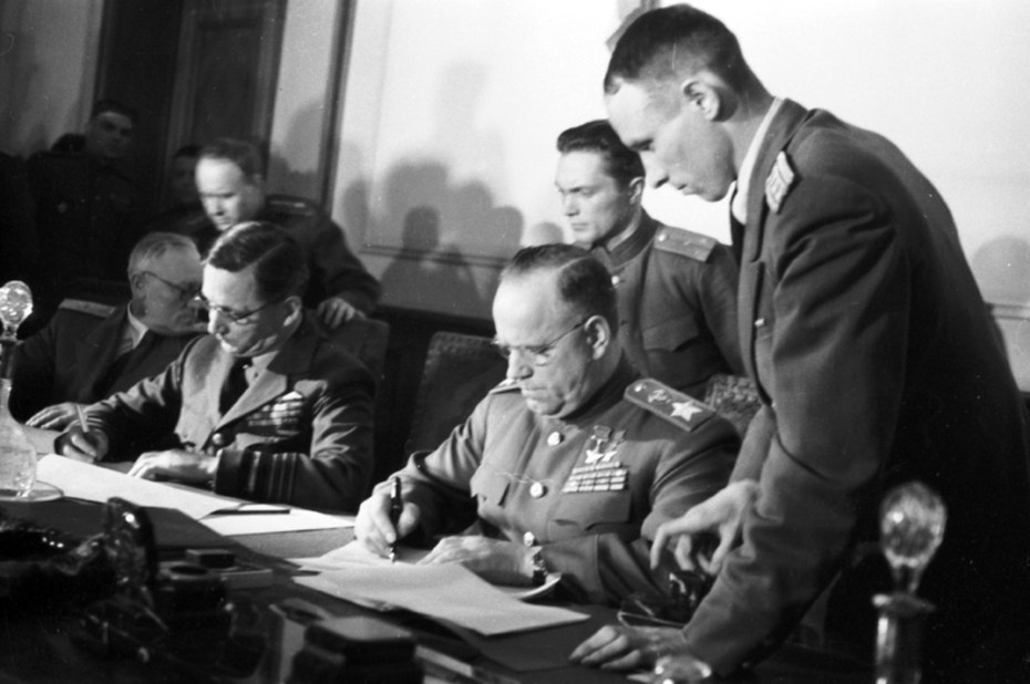 Luftmarschall Tedder (Großbritannien) und Marschall Shukow (Sowjetunion) nehmen die bedingungslose Kapitulation der deutschen Wehrmacht entgegen, Berlin-Karlshorst, 8./9. Mai 1945