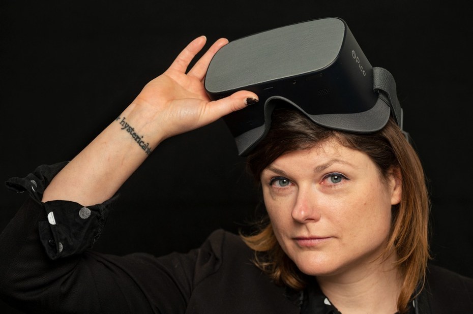 Tina Lorenz – Leiterin der Digitalsparte – mit einer VR-Brille
