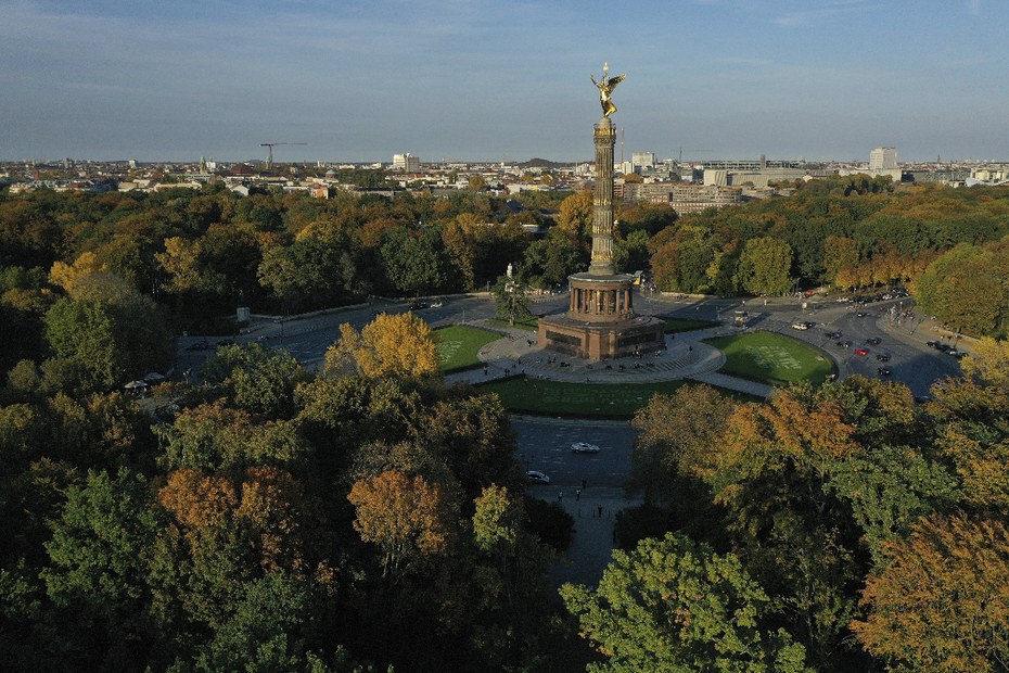 Blick auf den Großen Stern mit der Siegessäule im Zentrum, Berlin.