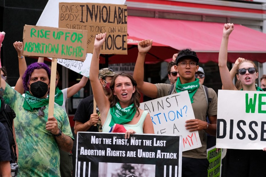 Demonstrant:innen in Santa Fe (USA) protestieren für die Legalisierung von Abtreibungen