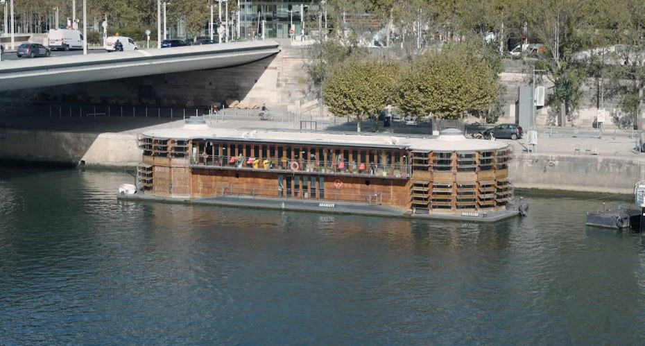 Die Adamant: Am rechten Seine-Ufer im Herzen von Paris liegt sie vor Anker