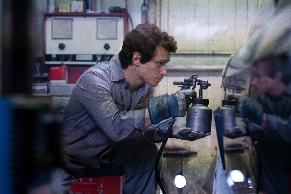Walter Stürm (Joel Basman) in einer Auto-Werkstatt.