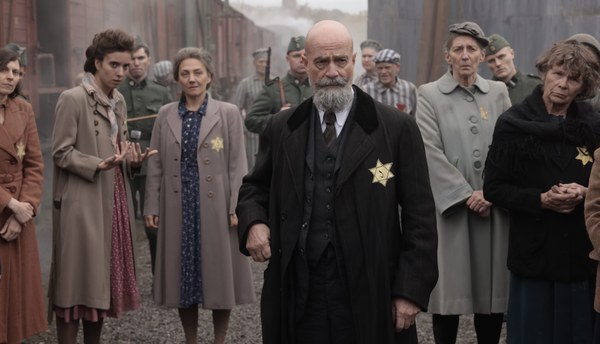 Christian Berkel als Dr. Maximilian Samuel bei der Selektion an der Außenrampe vor Auschwitz September 1942 links neben ihm seine Frau Hedwig.