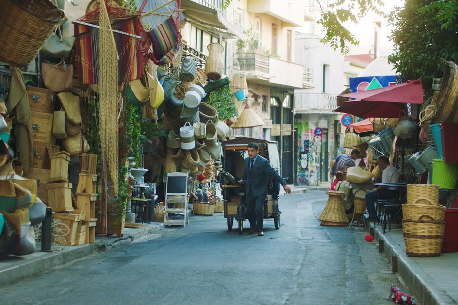 Ausgezogen, um Sehnsüchte zu erfüllen: Der Herrenschneider Nikos (Dimitris Imellos) verlässt seinen traditionellen Laden, um in denStraßen von Athen seine neue Kundschaft zu finden – die Frauen.