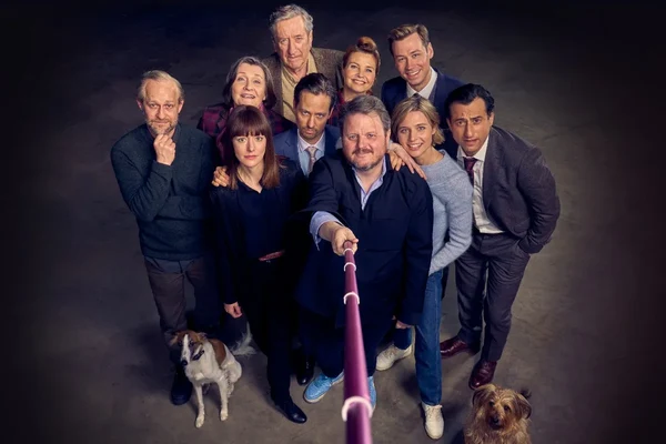 „Der Pfau“: Großartiges All-Star-Ensemble