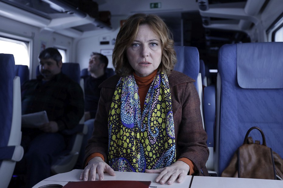 Die Verlegerin Helga Pato (Pilar Castro) kennt sich mit Geschichten in jeder Hinsicht aus. Die Lebensgeschichte eines Fremdem, der sie im Zug anspricht, wird dennoch einiges aus den Fugen bringen.