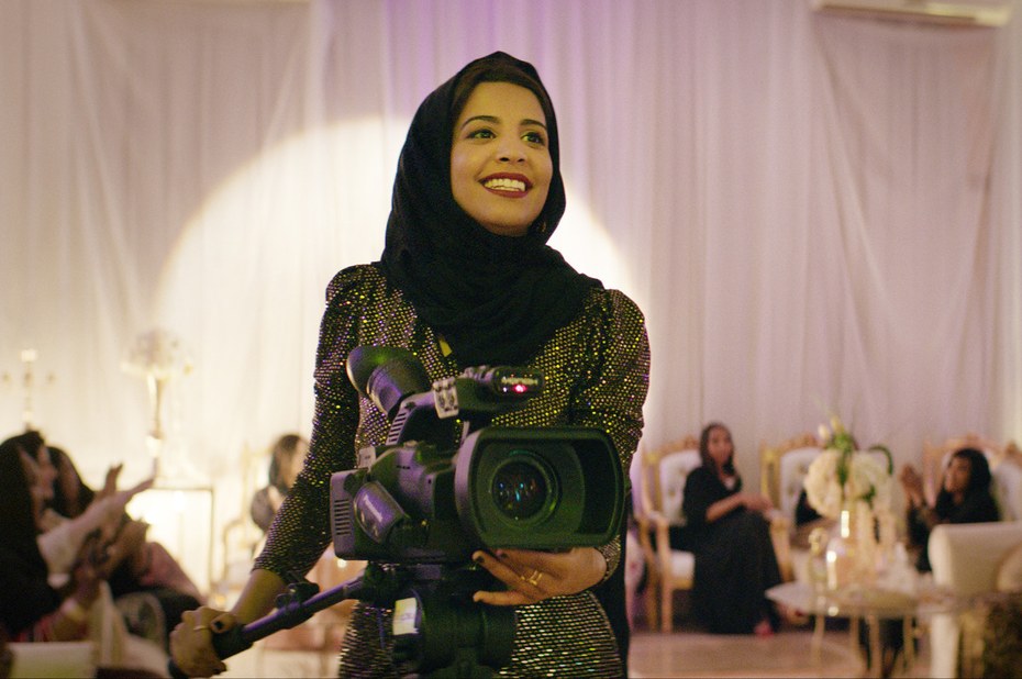 Maryams selbstbewusste Schwester Selma (Dae Al Hilali) hat als gefragte Hochzeits-Filmerin ein eigenes Geschäft.